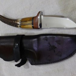 Poľovnícky nôž - čepeľ N690, rúčka antikor,jatoba,koža,stabilizovaná breza,antikor a paroh. Pošva : morená hovädzia hladenica s razbou